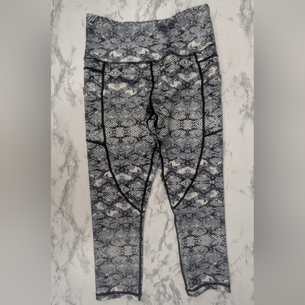Zyia Active Size 6-8 Snakeskin Leggings 3/4 Length Black/White W/Shimmer Details